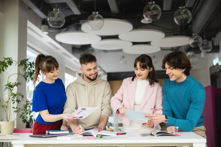 Університет ВСБ Меріто у Варшаві | Університети ВСБ Меріто: grupa przy pracy