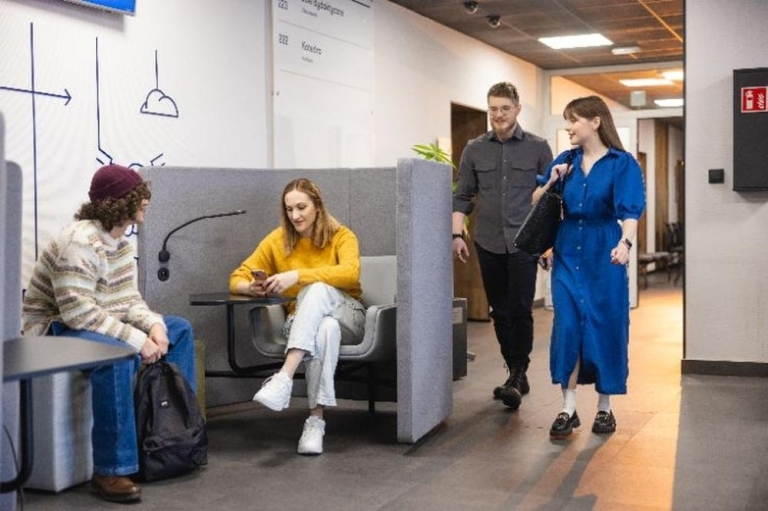 Університет ВСБ Меріто в Хожуві | Університети ВСБ Меріто: studenci na przerwie