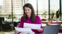 Administracja publiczna | Uniwersytet WSB Merito Warszawa: kobieta przeglądająca dokumenty