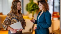 HR biznes partner | Studia podyplomowe w Warszawie | Uniwersytet WSB Merito Warszawa: dwie kobiety rozmawiające ze sobą
