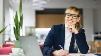 AI w marketingu i sprzedaży | Uniwersytet WSB Merito Warszawa: Zdjęcie główne: Warszawa - dziewczyna w okularach, studia podyplomowe