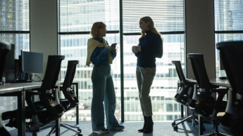 Zarządzanie biznesem na rynkach wschodnich | Studia II stopnia w Warszawie | Uniwersytet WSB Merito Warszawa: Zdjęcie główne: Warszawa - ludzie w biurze 