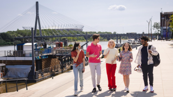 Organizacja eventów w turystyce | Studia I stopnia w Warszawie | Uniwersytet WSB Merito Warszawa: Studenci na spacerze