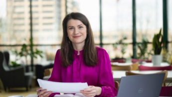 Wyniki wyszukiwania | Uniwersytet WSB Merito Warszawa: Kobieta przy laptopie 