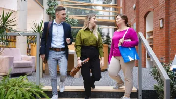 Zarządzanie zasobami ludzkimi | Studia I stopnia w Warszawie | Uniwersytet WSB Merito Warszawa: Osoby schodzące ze schodów 