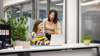Marketing and sales | Studia II stopnia w Warszawie | Uniwersytet WSB Merito Warszawa: Rozmowa 2 kobiet