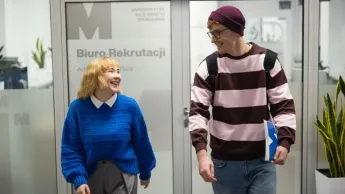 Bezpieczeństwo w cyberprzestrzeni | Studia I stopnia w Warszawie | Uniwersytet WSB Merito Warszawa: Studenci na korytarzu