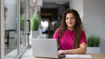 Zarządzanie infrastrukturą ICT - dla inżynierów | Uniwersytet WSB Merito Warszawa: Praca przy laptopie