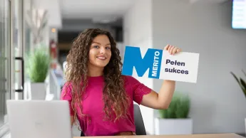 Marketing w cyfrowej transformacji | Studia II stopnia w Warszawie | Uniwersytet WSB Merito Warszawa: Studentka z tabliczką z napisem pełen sukces 