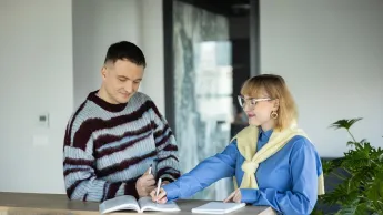 Dwoje pracowników podczas notowania