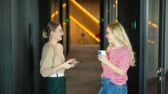 Marketing and sales | Uniwersytet WSB Merito Warszawa: Rozmowa na korytarzu 