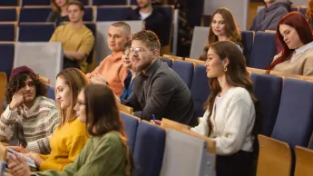 Administracja celno-skarbowa | Uniwersytet WSB Merito Warszawa: Studenci w Auli 