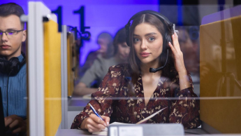 Biznes Międzynarodowy | Studia I stopnia w Warszawie | Uniwersytet WSB Merito Warszawa: Studentka w kabinie językowej 