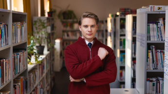 Mediacje sądowe i administracyjne | Studia I stopnia w Warszawie | Uniwersytet WSB Merito Warszawa: Student w bibliotece 