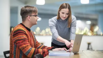 Project Management | Studia I stopnia w Warszawie | Uniwersytet WSB Merito Warszawa: Para pracowników