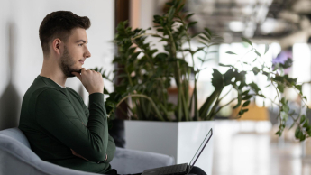 Programowanie | Studia I stopnia w Warszawie | Uniwersytet WSB Merito Warszawa: Zamyślony student