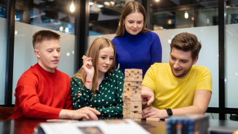 Logistyka | Uniwersytet WSB Merito Warszawa: Studenci układający klocki