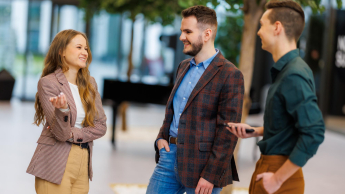 Prawo nowych technologii i sztucznej inteligencji | Studia I stopnia w Warszawie | Uniwersytet WSB Merito Warszawa: Studenci w holu uczelni 