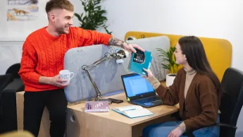 E-marketing | Studia I stopnia w Warszawie | Uniwersytet WSB Merito Warszawa: Studenci przy biurku
