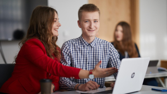 Bezpieczeństwo systemów informatycznych | Uniwersytet WSB Merito Warszawa: Uśmiechnięci studenci