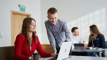 Customer Experience | Studia II stopnia w Warszawie | Uniwersytet WSB Merito Warszawa: Grupy przy laptopach
