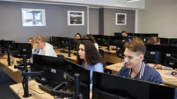 Programowanie | Uniwersytet WSB Merito Warszawa: Sala informatyczna ze studentami