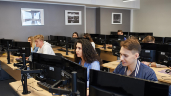 Gospodarka Cyfrowa | Studia I stopnia w Warszawie | Uniwersytet WSB Merito Warszawa: Sala informatyczna ze studentami