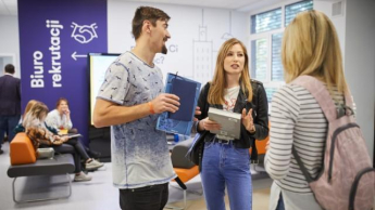 Funkcjonariusz służb mundurowych | Studia I stopnia w Warszawie | Uniwersytet WSB Merito Warszawa: Studenci na korytarzu