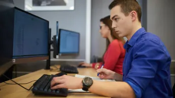 Zarządzanie infrastrukturą ICT - dla inżynierów | Studia II stopnia w Warszawie | Uniwersytet WSB Merito Warszawa: Student przy komputerze
