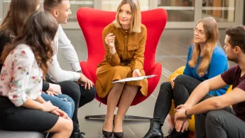 Psychologia w biznesie | Studia I stopnia w Warszawie | Uniwersytet WSB Merito Warszawa: Gupa studentów z nauczycielem