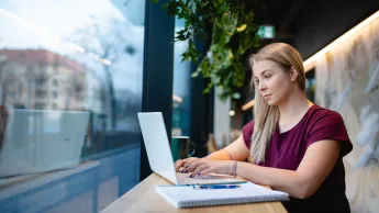 Zarządzanie w administracji publicznej | Studia II stopnia ze studiami podyplomowymi  | Uniwersytet WSB Merito Warszawa: dziewczyna pracująca na laptopie 