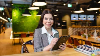 Programowanie gier | Studia I stopnia w Warszawie | Uniwersytet WSB Merito Warszawa: Studentka z tabletem