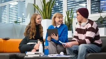 Biznes międzynarodowy | Studia II stopnia w Warszawie | Uniwersytet WSB Merito Warszawa: Grupa studentów siedzi na sofie
