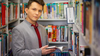 Bibliotekoznawstwo | Studia podyplomowe w Warszawie | Uniwersytet WSB Merito Warszawa: Student w bibliotece 