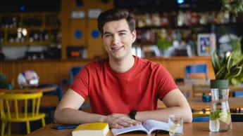 Administracja | Uniwersytet WSB Merito Warszawa: Uśmiechnięty student