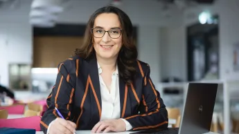 Zarządzanie przedsiębiorstwem | Studia II stopnia w Warszawie | Uniwersytet WSB Merito Warszawa: Siedząca kobieta przy biurku