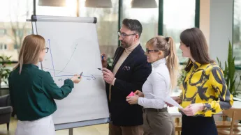 Omawianie projektu przez pracowników