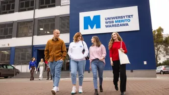 Co dalej po maturze? | Uniwersytet WSB Merito Warszawa: Studenci przed budynkiem uczelni