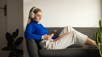 Produkcja treści multimedialnych | Studia I stopnia w Warszawie | Uniwersytet WSB Merito Warszawa: Studentka w słuchawkach