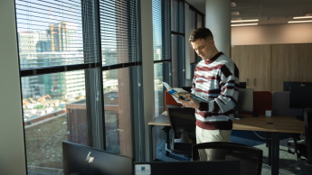 Doradztwo gospodarcze i inwestycje kapitałowe | Studia I stopnia w Warszawie | Uniwersytet WSB Merito Warszawa: mężczyzna przy oknie