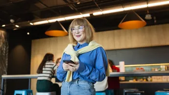 Studentka w okularach z telefonem