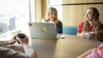 Social media i technologie cyfrowe | Studia I stopnia w Warszawie | Uniwersytet WSB Merito Warszawa: Grupa studentów w pracy