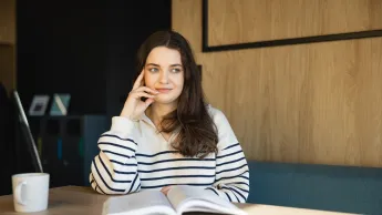 studentka z książką 