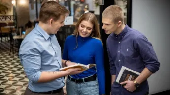 Prawo w administracji | Uniwersytet WSB Merito Warszawa: Rozmowa studentów przy nauce