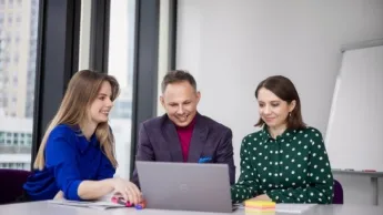 Zarządzanie projektem – Junior Project Manager | Uniwersytet WSB Merito Warszawa: Praca przy laptopie