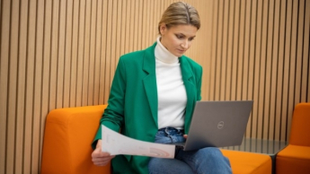 Architektura IT z wykorzystaniem AI | Studia I stopnia w Warszawie | Uniwersytet WSB Merito Warszawa: Kobieta w pracy