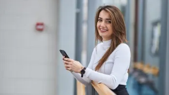 Marketing w cyfrowej transformacji | Uniwersytet WSB Merito Warszawa: Studentka z telefonem