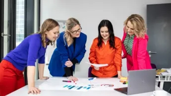 Digital Marketing | Uniwersytet WSB Merito Warszawa: Grupa kobiet przy projekcie 