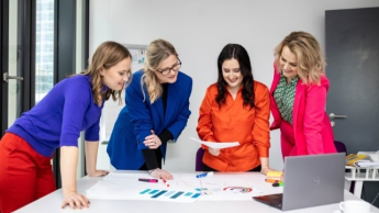 E-marketing i strategie marketingowe | Studia I stopnia w Warszawie | Uniwersytet WSB Merito Warszawa: Grupa kobiet przy projekcie 