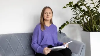 Zarządzanie nowoczesnymi usługami biznesowymi | Uniwersytet WSB Merito Warszawa: Zamyślona studentka 
